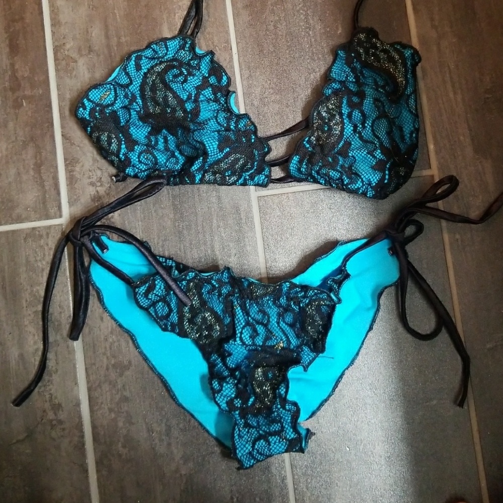 Scrunch bottom, lace, string bikini